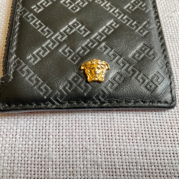 •Versace Black Leather Embossed La Grecca Medusa Cards Holder Zip Coins Wallet - Picture 10 of 14